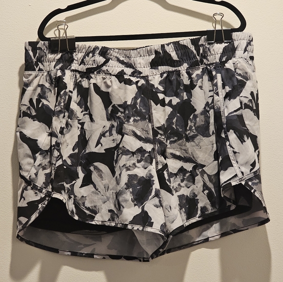 BUNDLE 9 women's plus size 3X / 22 shorts, leggings and jeans - Picture 1 of 9